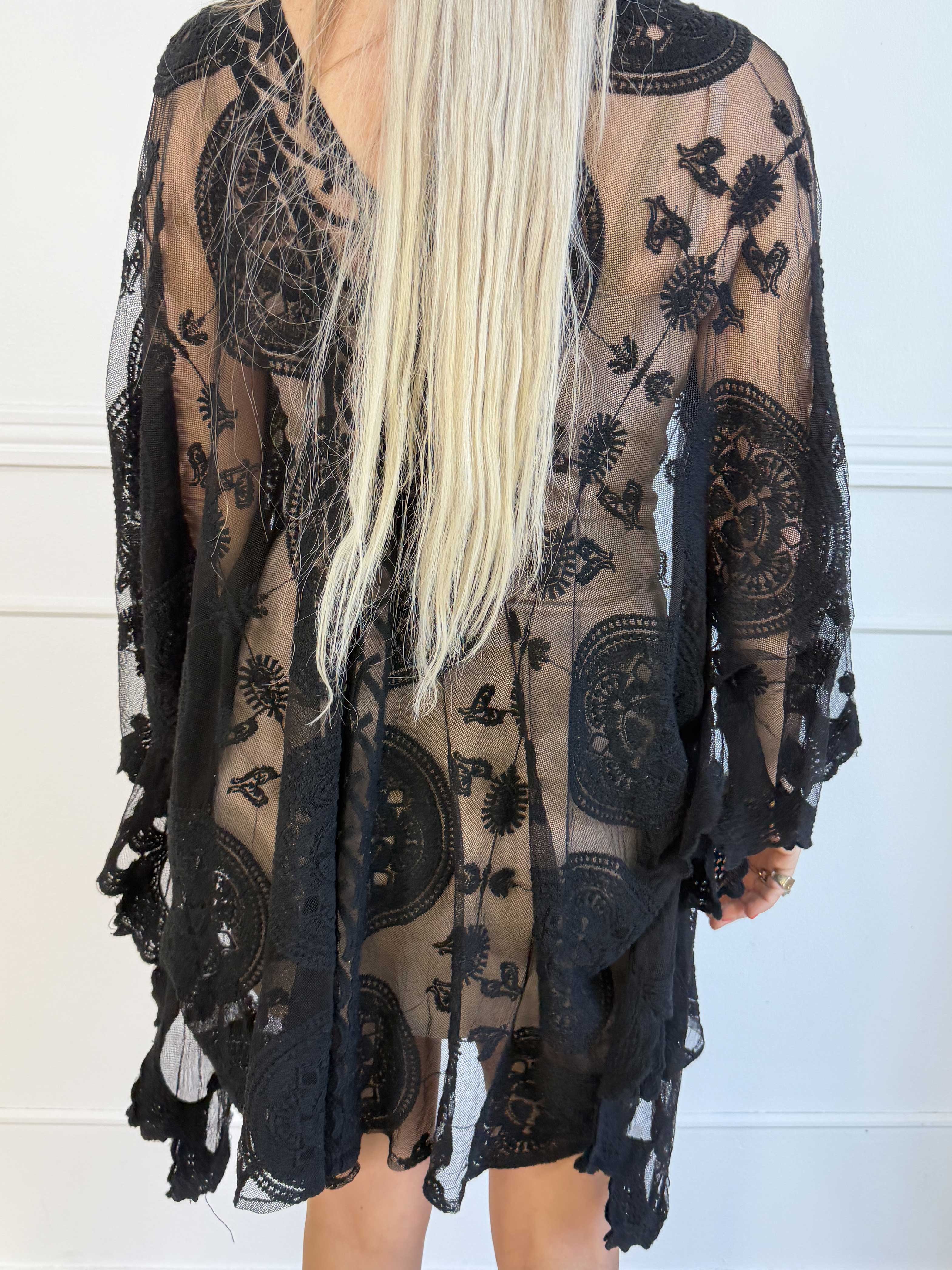 Carmela - Feminin semi-transparent tunikakjole med fine broderede detaljer